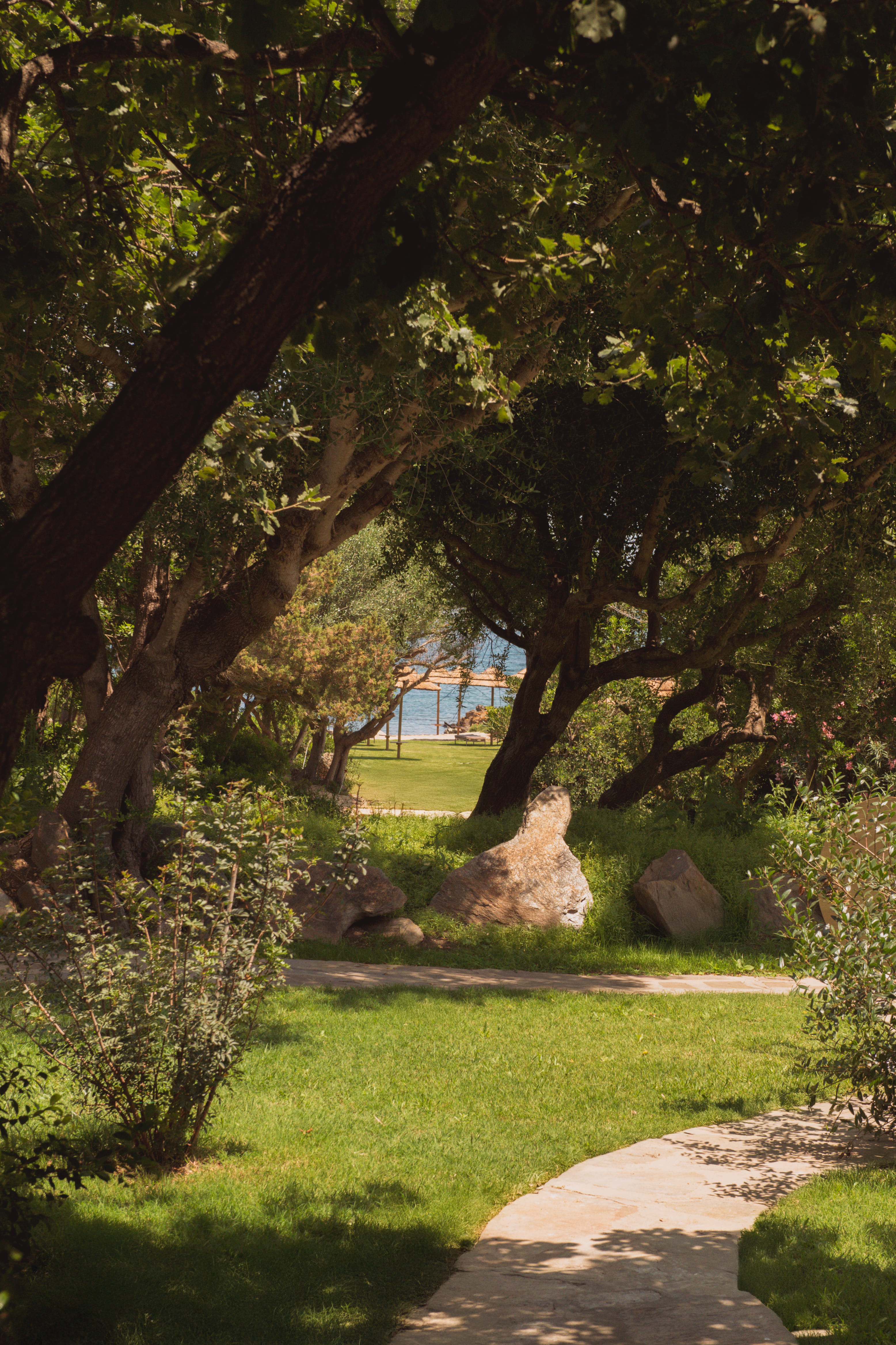 Spiaggia privata con ombrelloni e lettini al Cala Lupo Resort