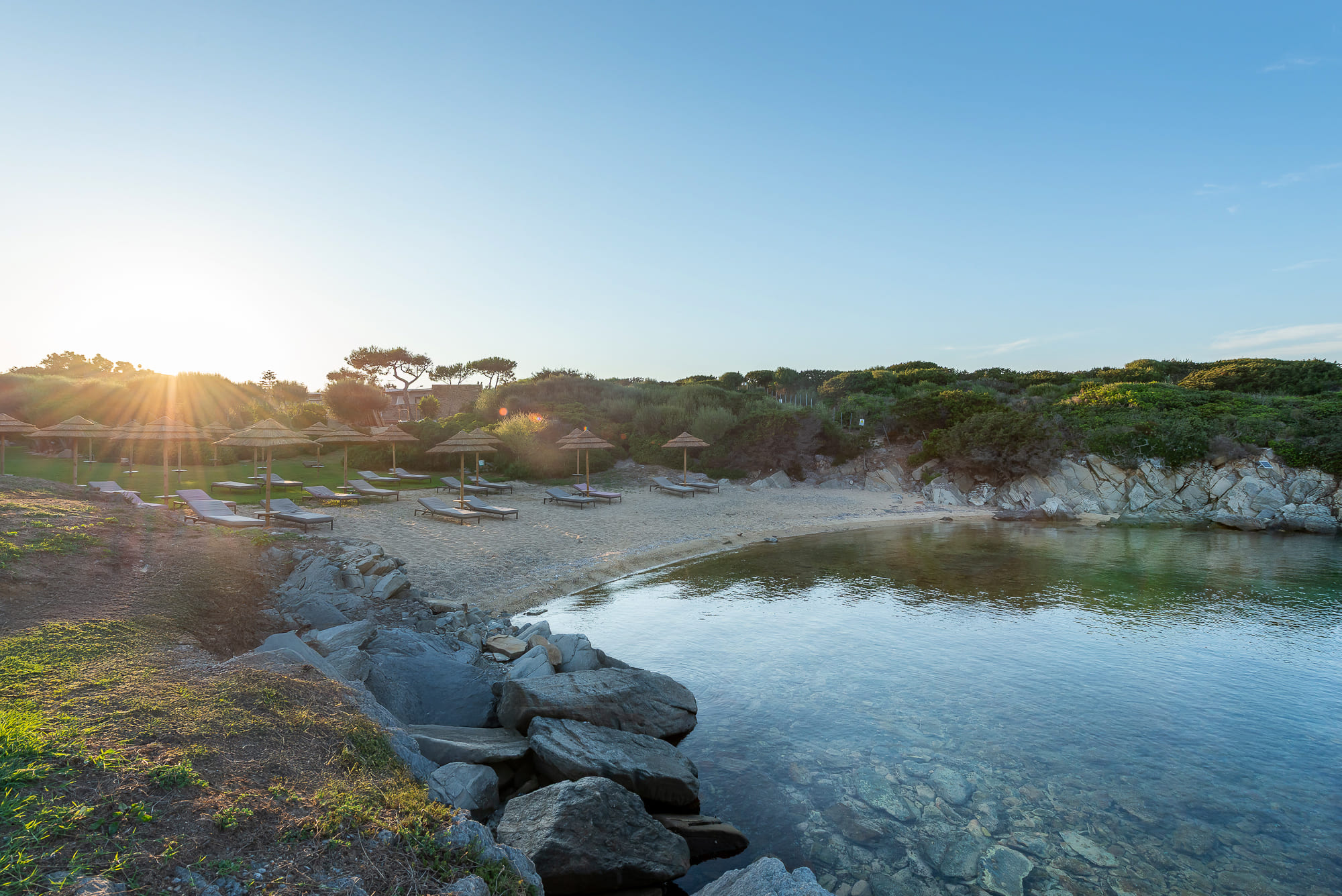 Yoga al tramonto in riva al mare al Cala Lupo Resort Stintino